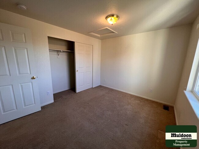 Building Photo - Stunning 3  Bedroom Home with lots of space and a beautiful fenced back yard -