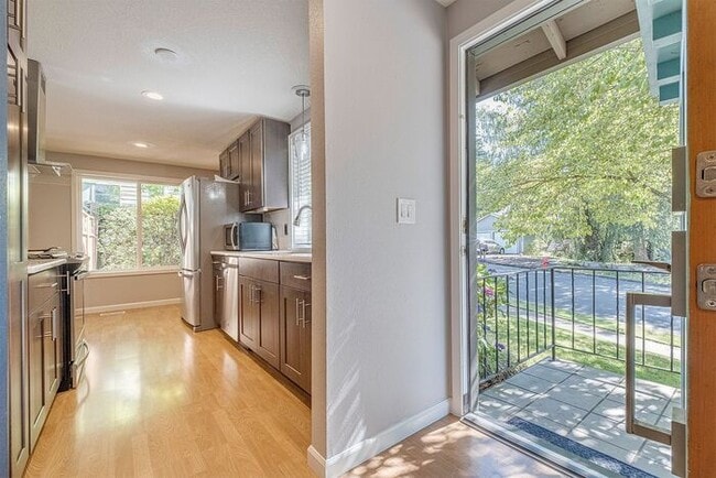 Building Photo - 4 bedroom 3 bath home in Tualatin with sep...