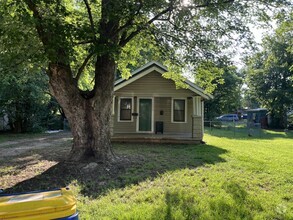 Building Photo - 2 Bedroom House with Large Fenced Yard