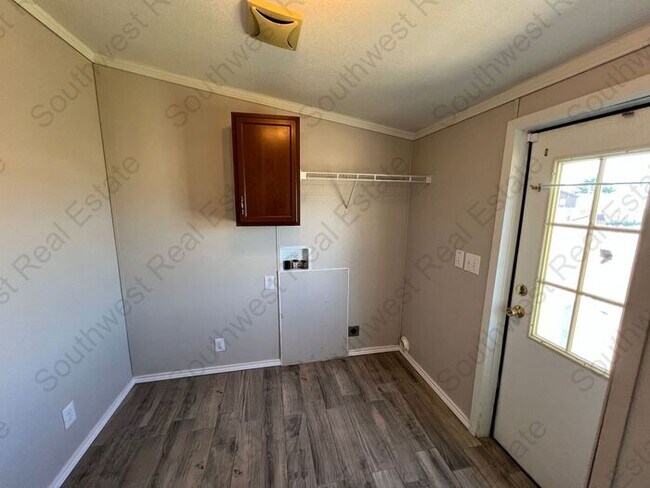Building Photo - Spacious 3 bedrooms 2 baths home- Storage ...