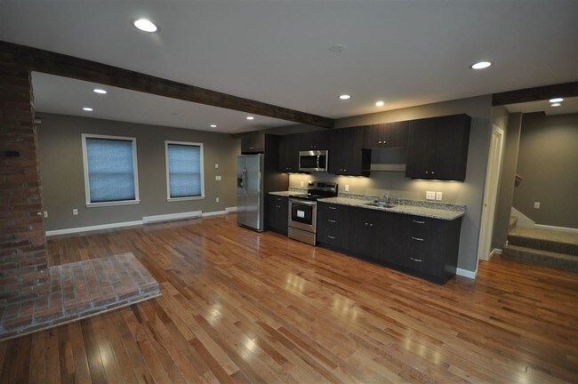 Building Photo - 16 Central St