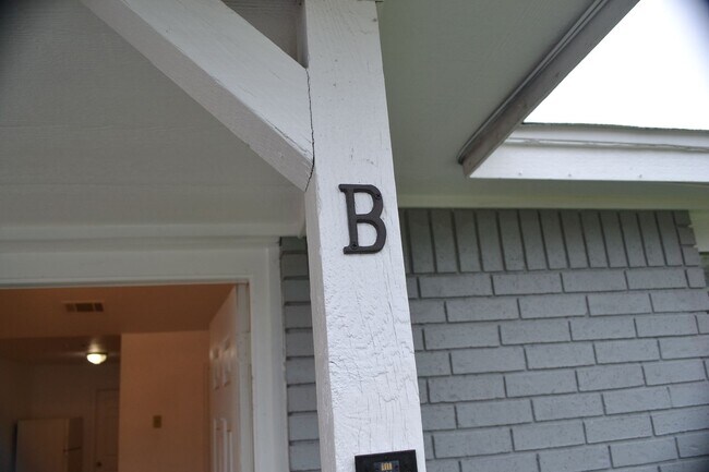 Building Photo - 302 Horseshoe Dr