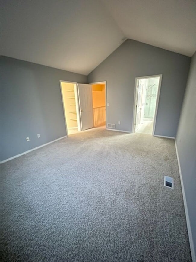 Building Photo - Updated 3 Bedroom Condo!