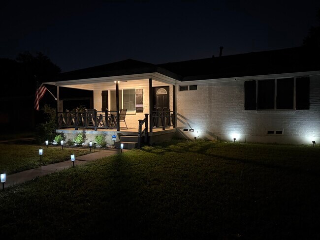 Building Photo - 2808 Grayson Dr