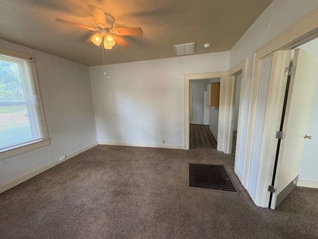 Building Photo - Charming 2 Bedroom Home