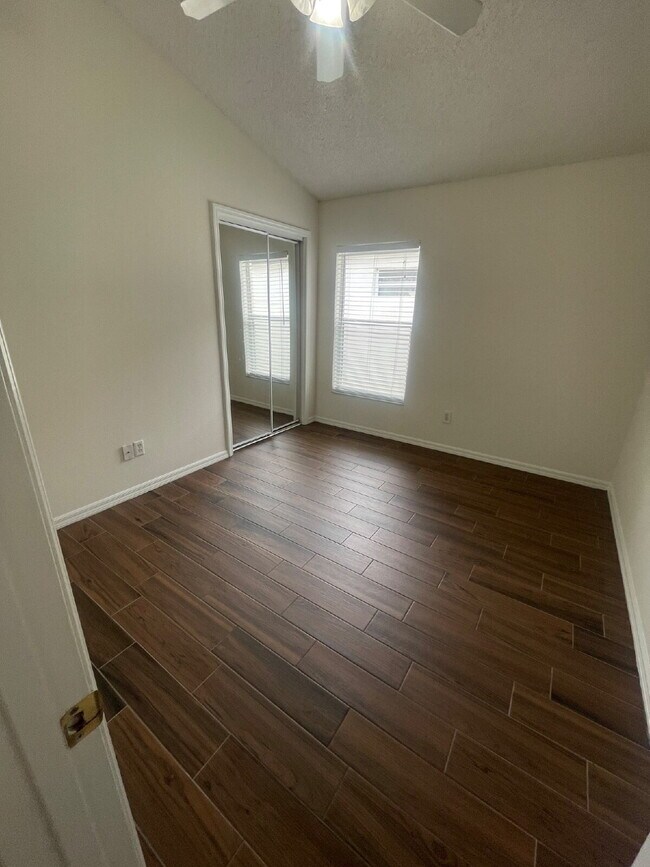 Building Photo - 4 Bedroom, 2 Bathroom Home in St. Cloud - Spacious 1612 Sq Ft