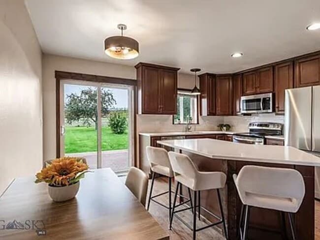 Building Photo - Cute House, Large Yard