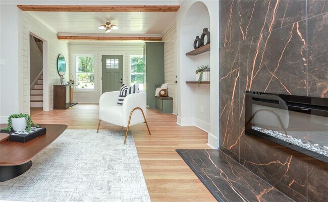 Building Photo - 2908 N Hills Dr NE