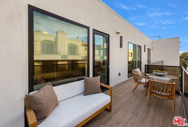 Building Photo - 505 S Barrington Ave