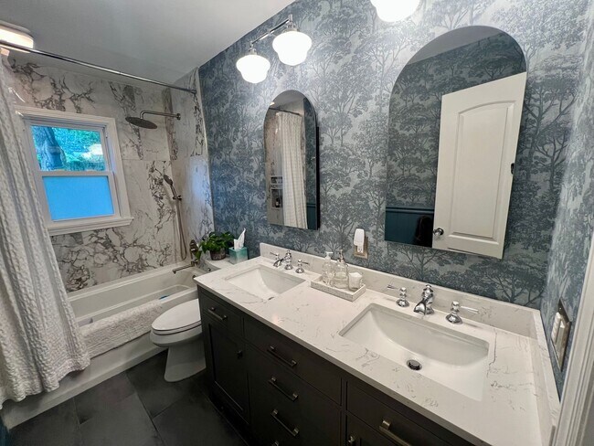 Building Photo - Spacious Well Maintained 3 Bedroom 2.5-Bat...