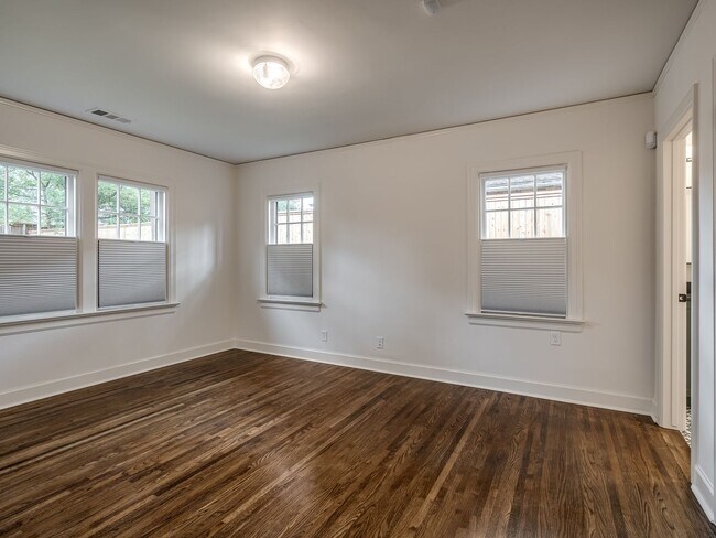 Building Photo - Luxury Living in the Heart of Tulsa