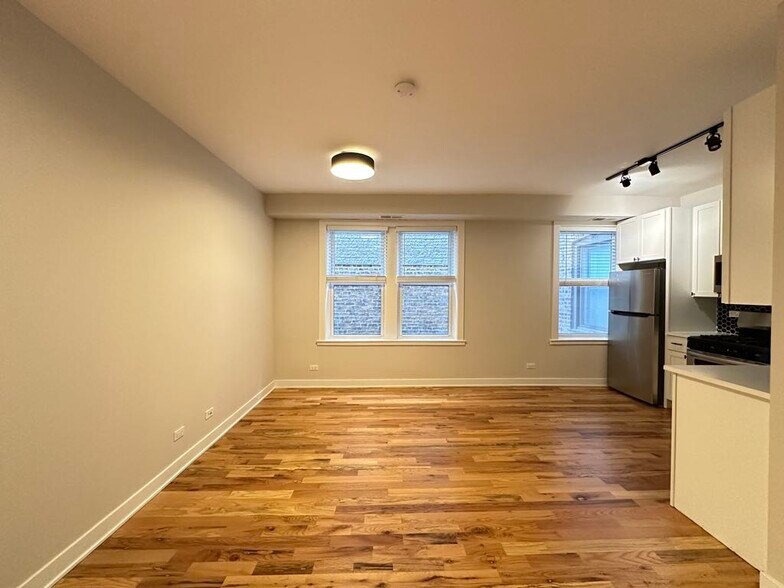 Building Photo - 643 W Wrightwood Ave
