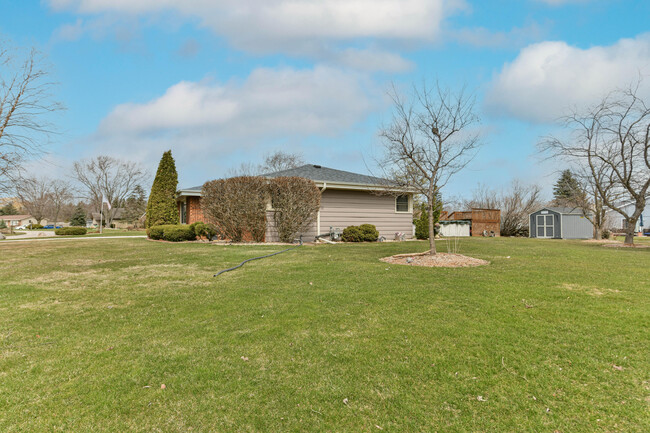 Building Photo - 15470 W Mayflower Dr