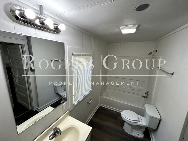 Building Photo - 724 Roberson St