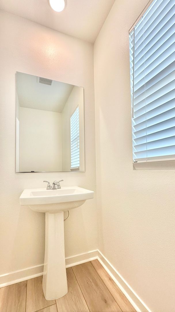 Building Photo - Beautiful, Newer Construction Home in Desi...