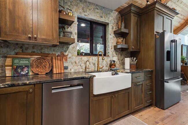 Building Photo - 18 Spur Dr