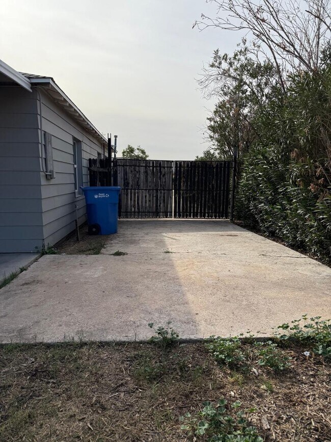 Building Photo - 3422 E Taylor St