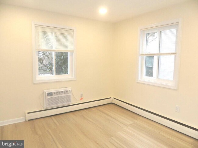 Building Photo - 513 12th St NE