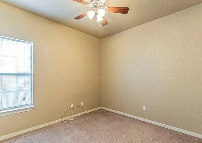 Building Photo - AVAILABLE NOW! (SECTION 8 ACCEPTED)