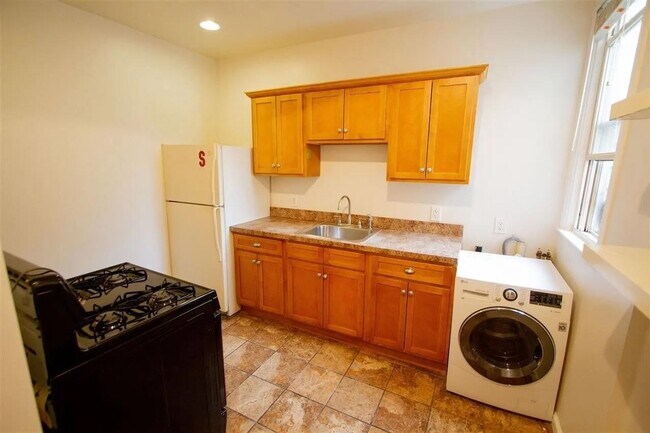 Primary Photo - 136 Sherman Ave