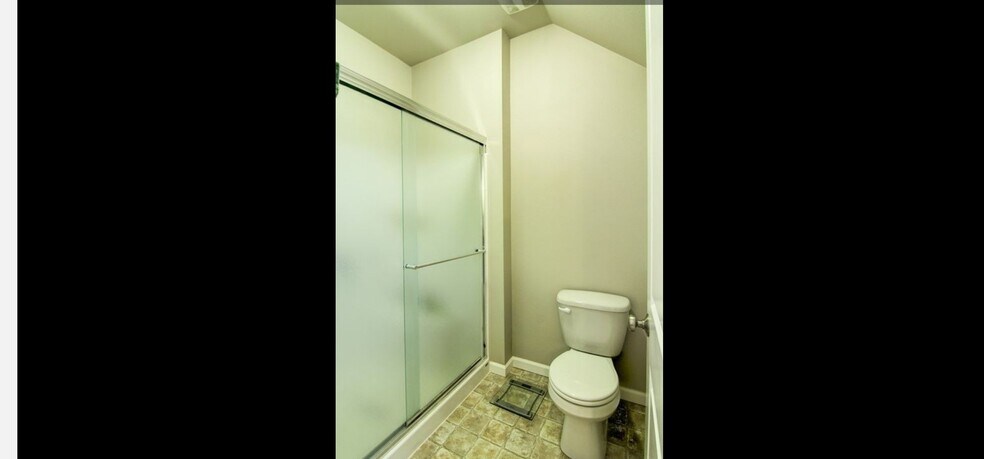 Guest bath - 1826 N Meyers Rd