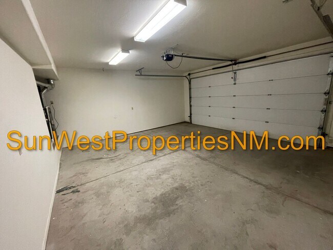 Building Photo - 3 Bedroom, 2.5 bath, 2 story with 2 car garage