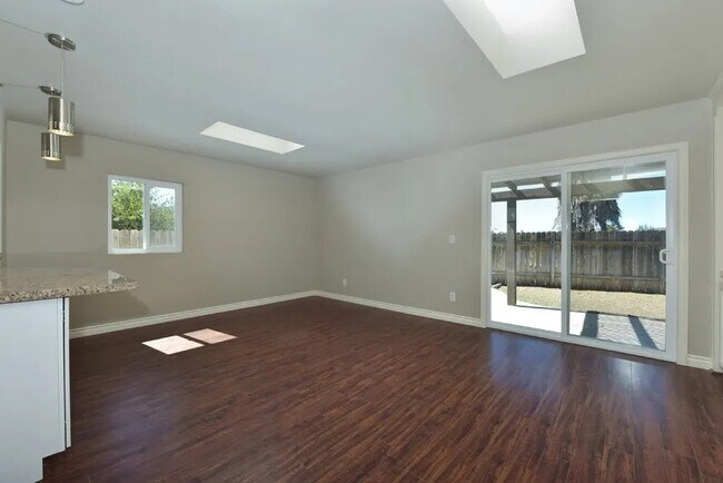 Building Photo - 402 Paseo Alegre