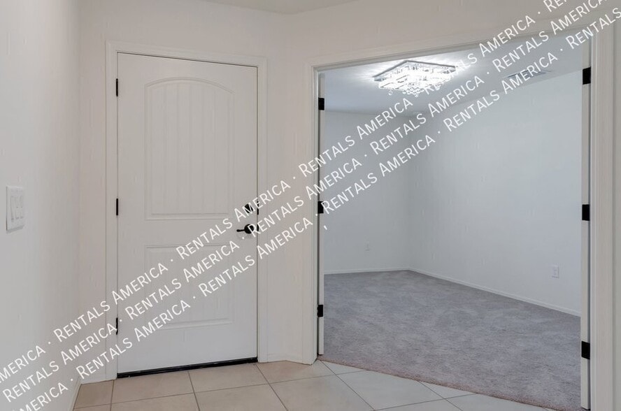 Building Photo - 9221 N Peridot Vis Ave