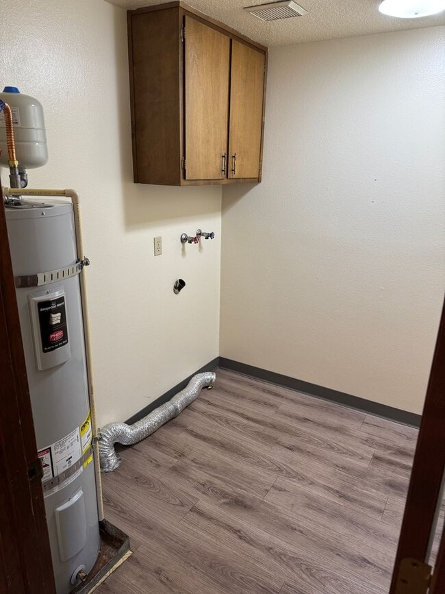 Building Photo - Large single level 2 bedroom 1 bath duplex in Springfield!