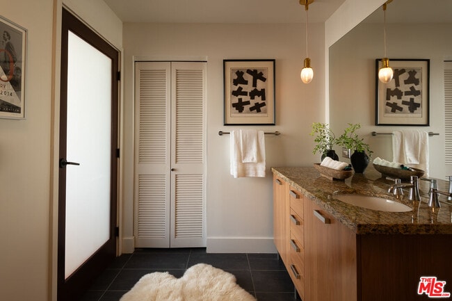 Building Photo - 460 S Spring St