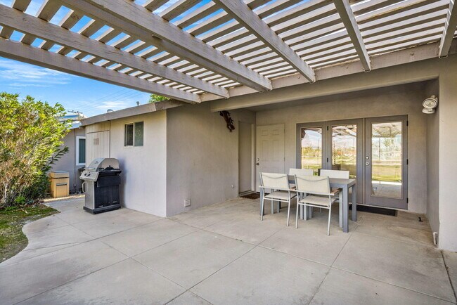 Building Photo - 77530 California Dr