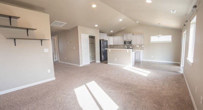 Building Photo - 3 Bedroom, 2 bathroom home on Sunnyside Hill!
