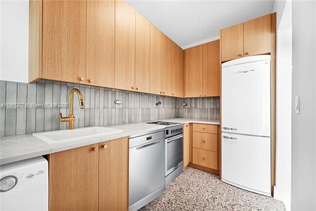 Building Photo - 641 10th St
