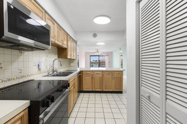Building Photo - Condo For Rent on ST PETE BEACH!
