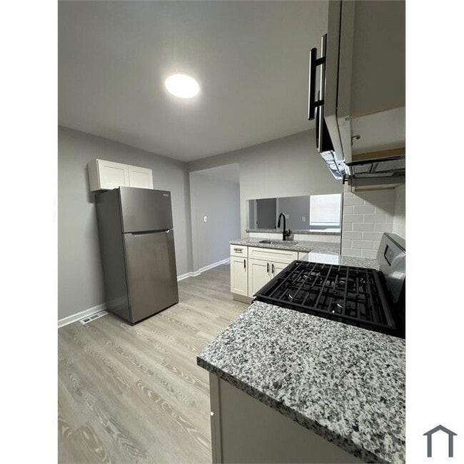 Building Photo - 2 Bedroom Spacious Home