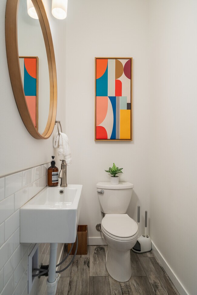 Building Photo - 823 Orondo Ave