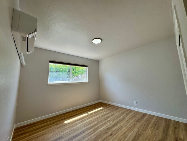 Building Photo - Adorable Newley Remodeled Home Available Now in Sacramento!