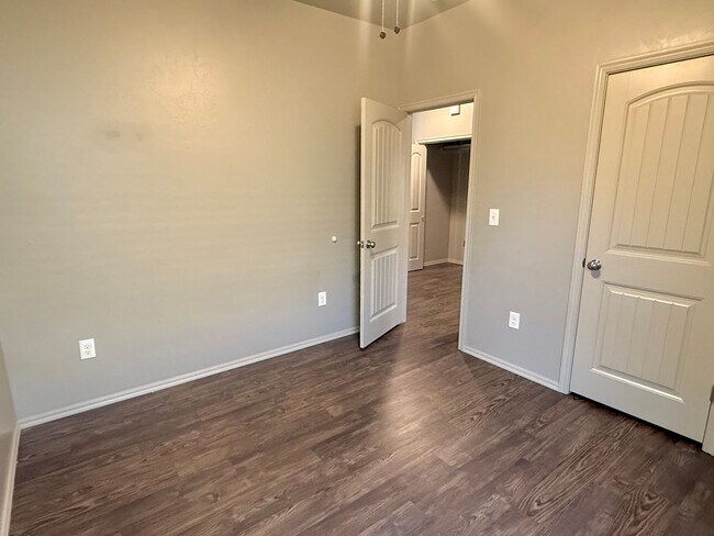 Building Photo - Beautiful 3 Bed 2 Bath Duplex in Surrey Hills!!