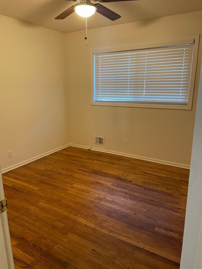 Building Photo - 3 bedrooms, 2 Baths Ranch Home with Large, Fenced Yard in the River Crest Neighborhood!