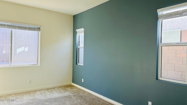 Building Photo - 943 E Paseo Way