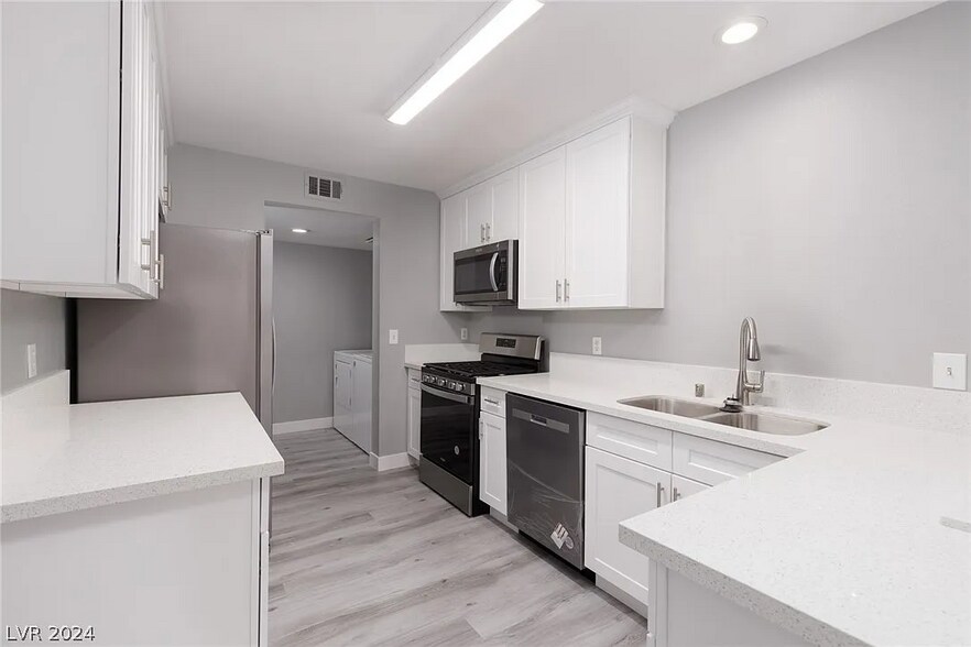 Building Photo - 8437 Majestic View Ave