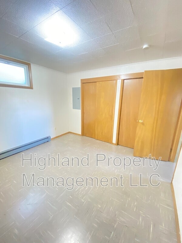 Building Photo - 1933 NE Valley Rd