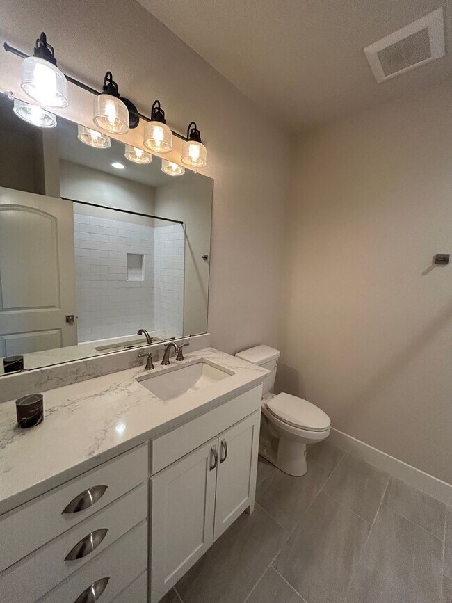 Building Photo - Amazing 3 Bedroom Midway Home