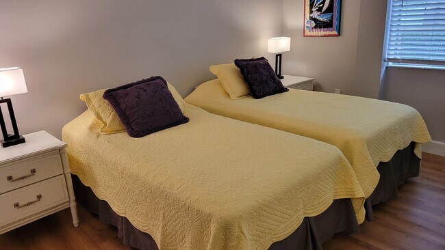 Building Photo - Annual or short term turnkey furnished ground floor condo near Siesta Key