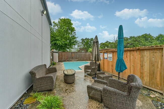Building Photo - 5917 Fairdale Ln