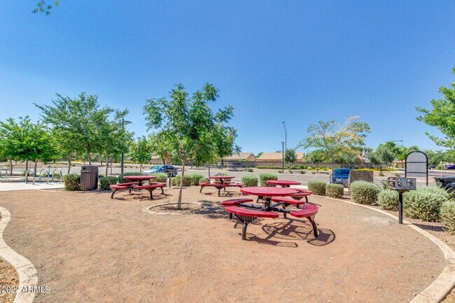 Building Photo - Beautiful 5 bedroom, 3 bathroom home in Surprise AZ