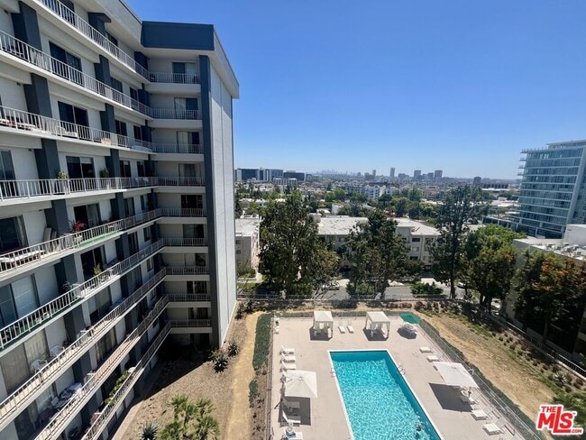 Primary Photo - 100 S Doheny Dr