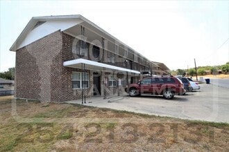 Building Photo - Charming 2-bed, 1-bath now available for r...