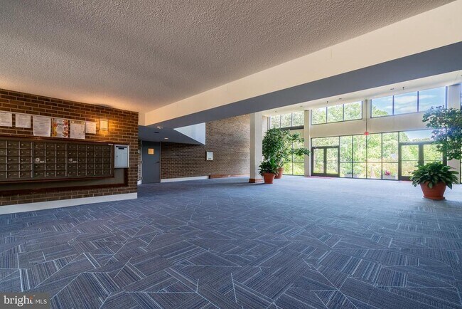 Building Photo - 805 N Howard St