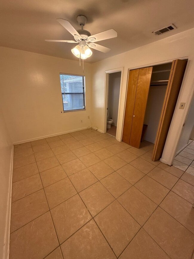 Building Photo - 4 bed/ 2.5 bath home, large yard! Availabl...
